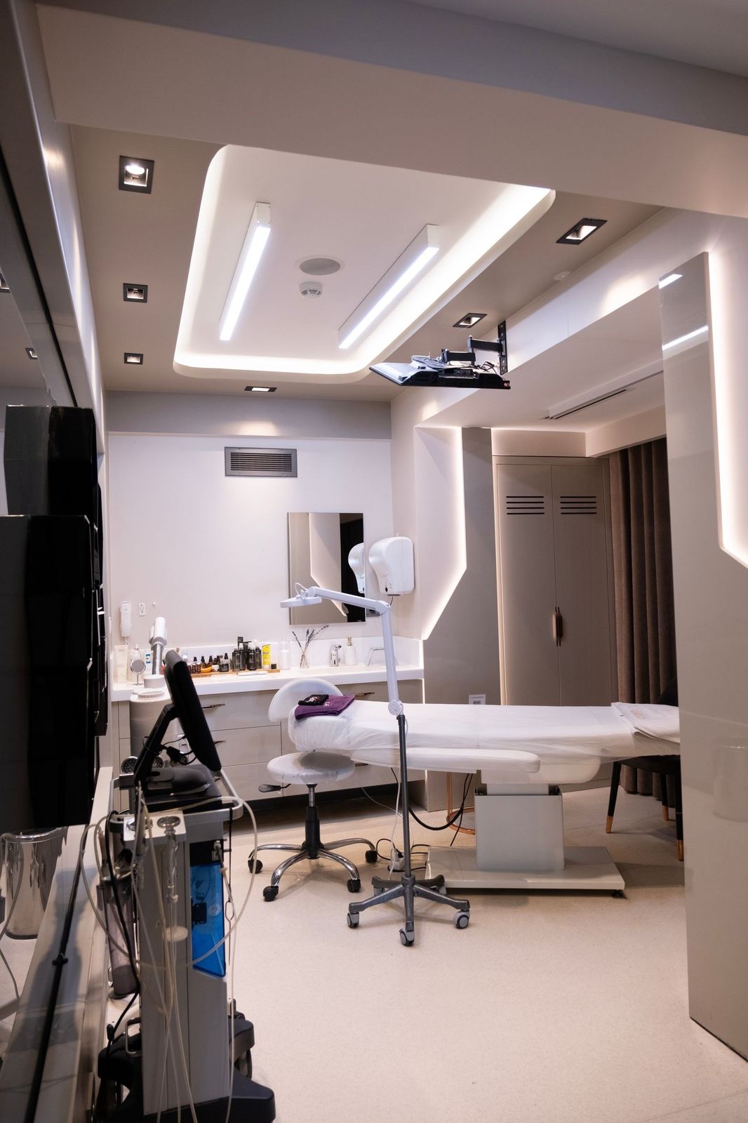 Sala de atendimento vazia, limpa e iluminada