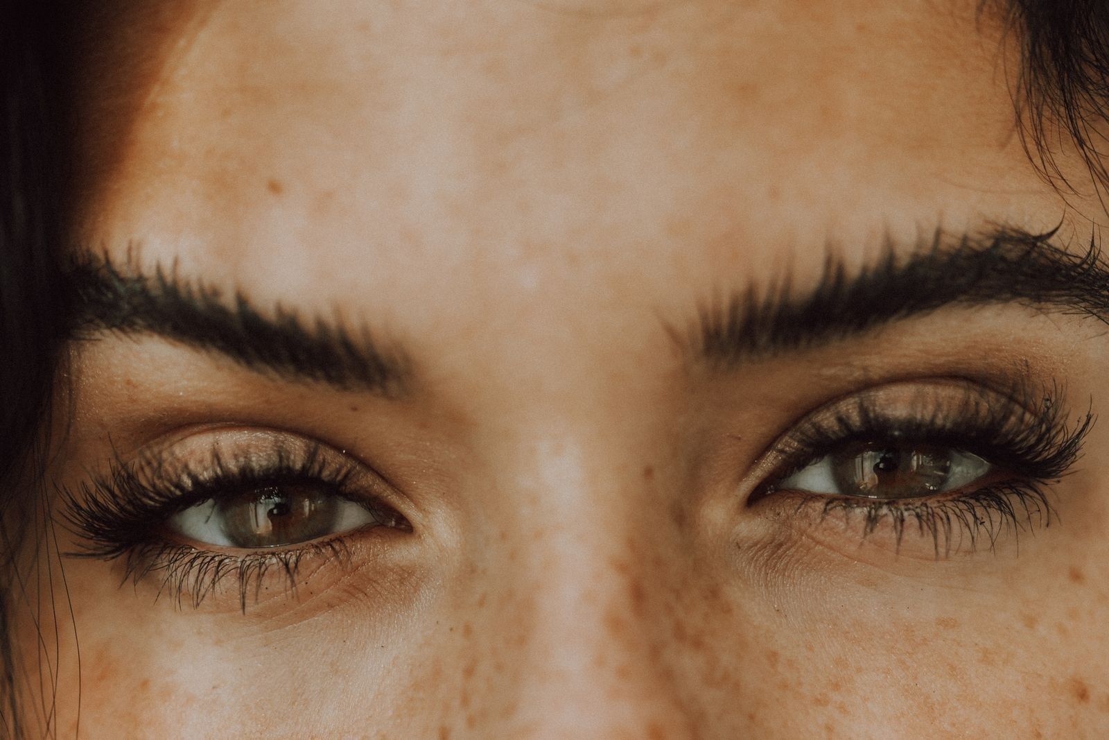 Close de olhos e sobrancelhas bem cuidados